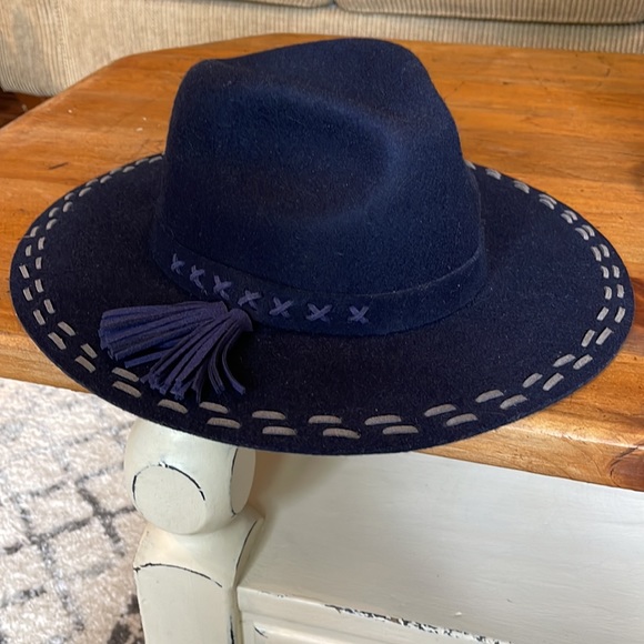 Vince Camuto wool hat - Picture 1 of 7